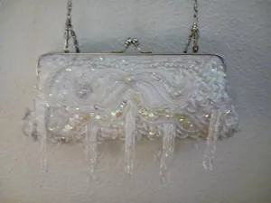 BORSA DA SERA BIANCA CON PAILLETTES E PERLINE, 6 " X 7", NUOVA - Foto 1 di 6