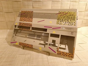 Commodore Amiga 500 Plus 'New Art' Replica Case In Very Good Condition. - Afbeelding 1 van 22