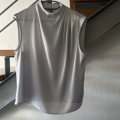 Sehr Schönes Oberteil In Hellgrau Glänzend - Bild 1 von 3