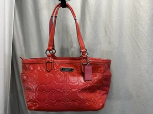 Borsa a tracolla Coach Gallery in pelle verniciata salmone rosa goffrata F19462 LEGGI - Foto 1 di 8