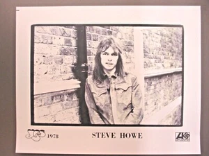 YES black & white 8 X 10 glossy promo photo STEVE HOWE ! - Picture 1 of 1
