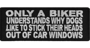 ONLY A BIKER UNDERSTANDS WHY DOGS LIKE TO STICK THEIR HEAD OUT OF IRON ON PATCH - Picture 1 of 1