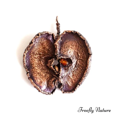 Ciondolo artigianale Mela, elettroformato in rame con veri elementi della Natura - Immagine 1 di 4