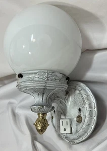 Vintage NOS gebürstet weiß Messingguss Glaskugel Wandleuchter mit Steckdose JC PENNEY - Bild 1 von 18