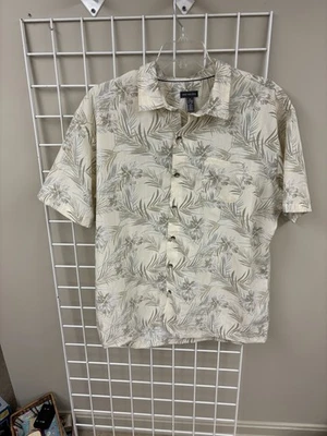 Van Heusen floral button-up shirt size XXL. Short sleeve. Polyester. EUC. - Image 1 of 4
