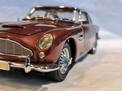 Aston Martin DB5 1964 con base y caja - 1:24 - Danbury Foto 1 de 4