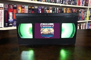 Gänsehaut: Iss Würmer! VHS Lampe + Fernbedienung - Bild 1 von 2
