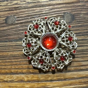 Sarah Coventry "Serenade"  Red Glass Cabochon Gold Tone Pin Brooch - Picture 1 of 3