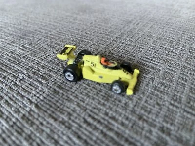 Coche de Carreras Estilo Indy Años 80 Micro Máquina Plástico Muy Pequeña en Amarillo Nº 5 Turbo Foto 1 de 2
