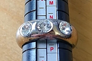 size 7 US vintage wedding band style silver tone ring with 3 crystals - Bild 1 von 2