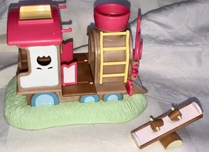 Calico Critters Sylvanian Families patio de recreo tren y teeter totter difícil de encontrar - Imagen 1 de 12
