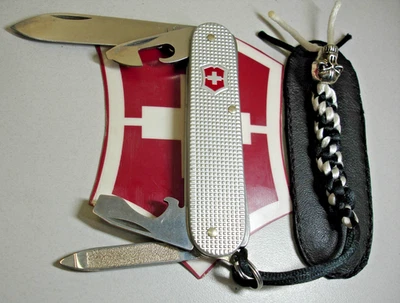 Victorinox 84 毫米银色 Alox Cadet 瑞士军刀带皮革鞘 + 挂绳 — 第 1/4 张图片