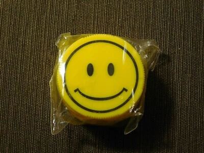 SMILEY SMILE FACE 1 3/4" A TRAVÉS DE PLÁSTICO AMARILLO ESTUCHE NUEVO Foto 1 de 4
