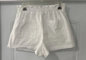 Lauren Conrad Damenshorts weiß Ösen Größe Medium hoher Bund Rüschen - Bild 1 von 12