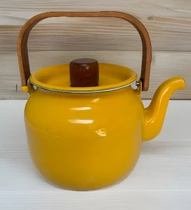 Tetera MCM de colección esmaltada amarilla pequeña con tapa y mango de madera esmaltada - Imagen 1 de 8