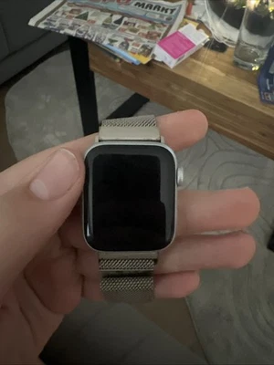 Apple Watch SE - Silber - 40mm - Aluminiumgehäuse  - GPS - Bild 1 von 4