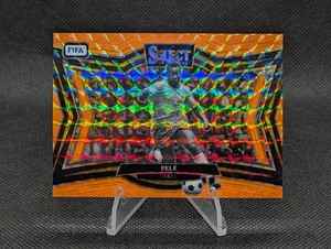2024-25 Panini Seleziona FIFA Field Level Arancione Fluorescente Prizm /125 Pelè #250 - Foto 1 di 2