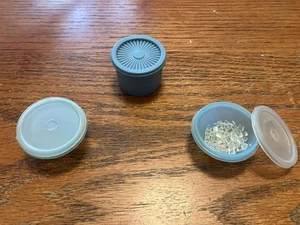 Juego de 3 cuencos Tupperware miniatura vintage con tapas azul tamaño muñeca hielo falso - Imagen 1 de 3