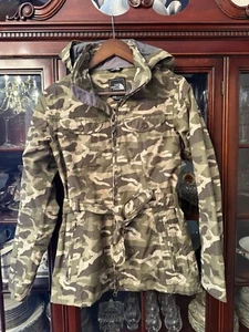 Giacca da donna The North Face mimetica con cintura e cappuccio taglia S usata in ottime condizioni - Foto 1 di 15