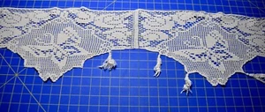 3923 Antique ecru filet crochet runner edging, butterflies - Picture 1 of 3