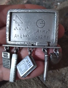 Schule Brosche Anstecknadel Tafel JJ Jonette silberfarben Mathe Lehrer Schmuck - Bild 1 von 8