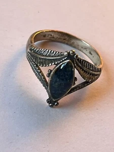 Very Nice Dark Blue Pinched Oval Stone Flanked w 925 Marked Silver Feathers Ring - Picture 1 of 9