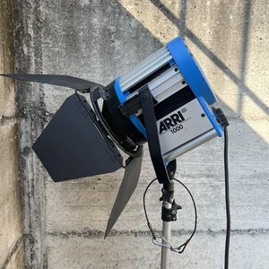 Arri Studio 1000 - Faro proiettore lente fresnel 1000 Watt cinema Arrilite - Imagen 1 de 7
