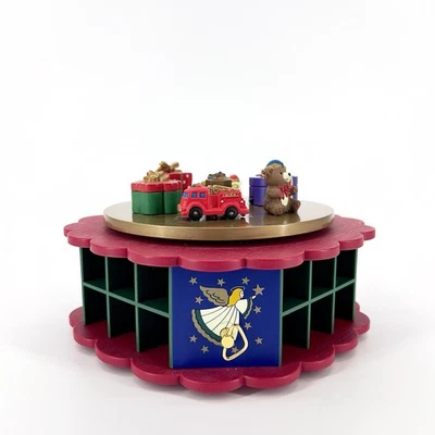 Calendario de Adviento AVON Christmas Is Coming de Colección Solo Base de Árbol (Reproduce Música/Gira) Foto 1 de 4