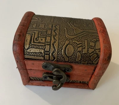 Pequeño cofre del tesoro de madera diseño jeroglífico egipcio  Foto 1 de 4