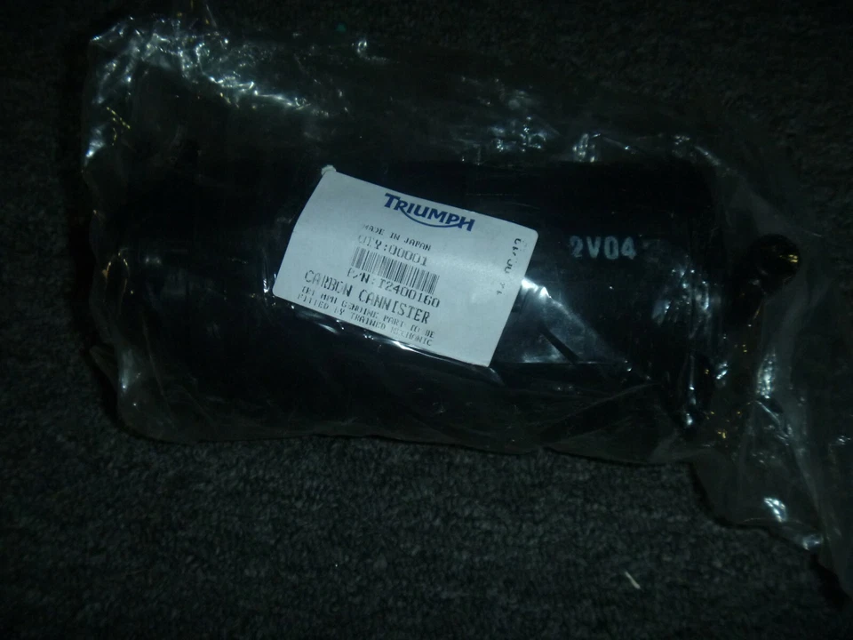 Triumph Tiger Rocket 1991-2019 bidón de carbono para motocicleta T2400160 OEM NUEVO Foto 1 de 1