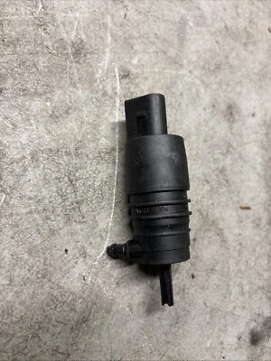 1999-2004 Volkswagen VW Jetta Golf WINDSHIELD WASHER PUMP / MOTOR K5955651 OEM - Image 1 of 4
