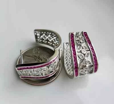 Pendientes Huggie con hoja de flor de zafiro rubí 3/4 pulgadas enchapados en oro blanco de 14 k Foto 1 de 2