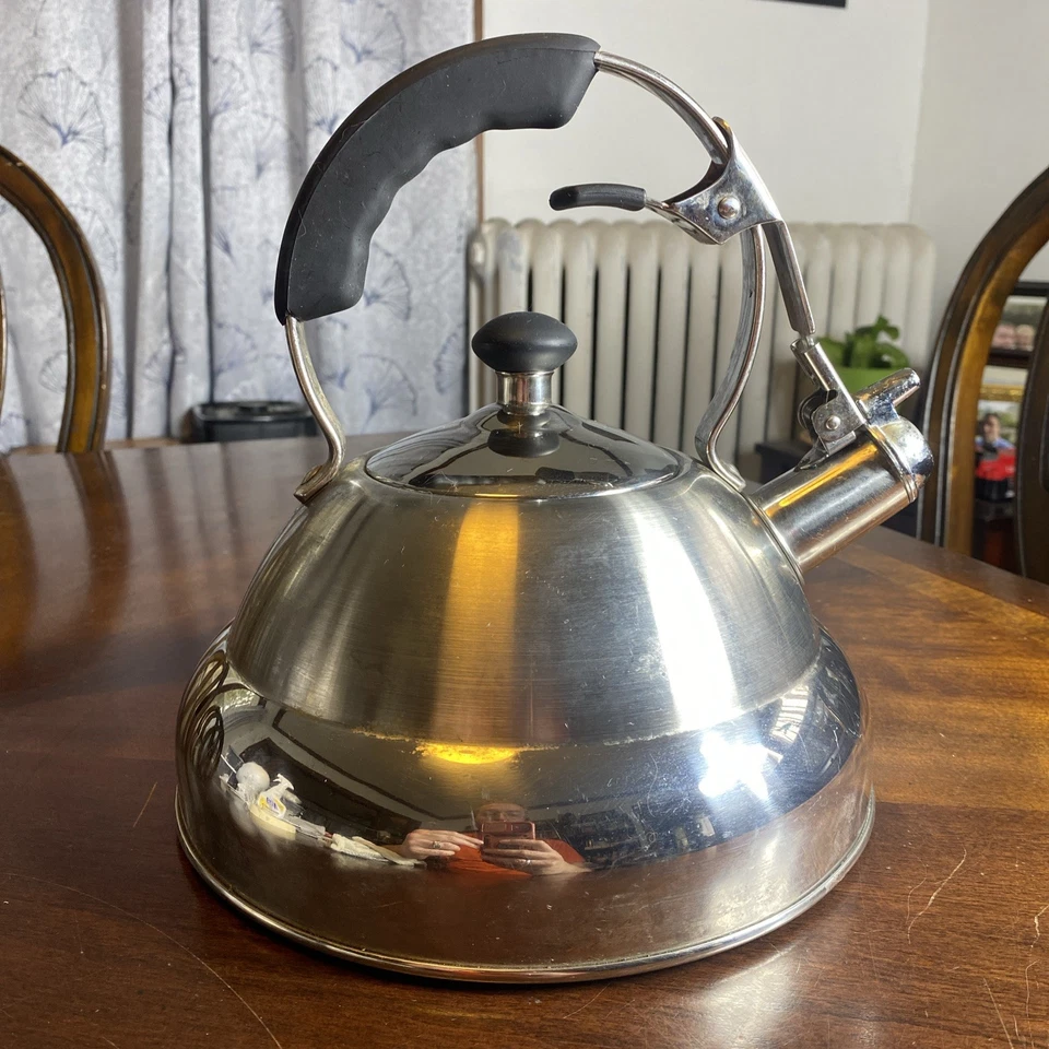 Tetera TRAMONTINA 18/10 acero inoxidable 2 cuartos con mango negro Foto 1 de 4