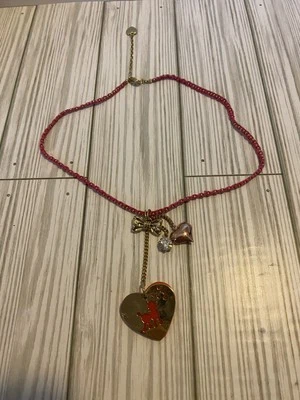 Collar Colgante Betsey Johnson Caniche Arco Delicado Tono Dorado Rosa Caniche Corazones Foto 1 de 4