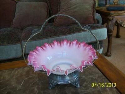 Cesta de novias antiguas con volantes rosa arándano Aurora Silver Plate Co. Foto 1 de 4