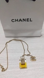 Auténtico collar Chanel CoCo Mark botella de perfume 04A usado solo una o dos veces - Imagen 1 de 3