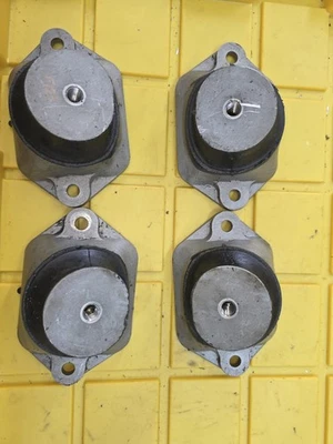 Honda ARX1200T2 2005 Aquatrax F12-X R-12X soportes de motor OEM (cantidad 4) Foto 1 de 4