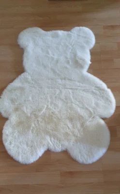 Motiv - Teppich Motiv Bär Form 74 x 92 cm Mikrofaser weiß Kunstfell NEUWERTIG - Bild 1 von 3