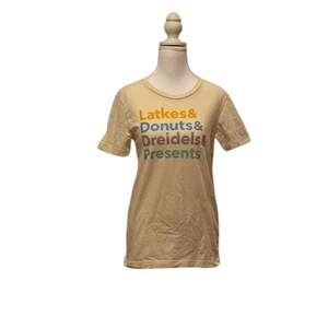 T-shirt donna Hanukkah crema grafica "Latkes, Donuts, Dreidels & Presents" - taglia S - Foto 1 di 7
