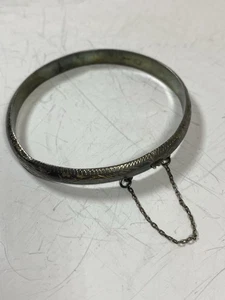 Bracciale vintage inciso tono argento con catena di sicurezza - Foto 1 di 12