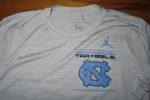 Nike NORTH CAROLINA TARHEELS (LG) Langarm Warm-Up Shirt MICHAEL JORDAN - Bild 1 von 3
