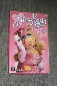 1980 de lote antiguo de colección Miss Piggy Colorforms conjunto de disfraces sin perforar juguete Jim Henson Muppets - Imagen 1 de 4