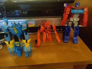 Transformers Generations Thrilling 30 Deluxe Nightbeat, Bisk, Optimus Prime - Bild 1 von 10