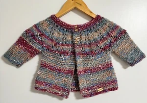 Handgefertigter Pullover für ein kleines Mädchen. - Bild 1 von 3