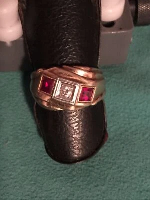 Men's 14KT GOLD Ring, Center Diamond w/two Rubies - Image 1 of 4
