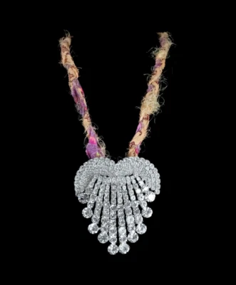 DANNIJO Coroa de seda Colar de coração de cristal · Peça de declaração enorme - Imagem 1 de 3