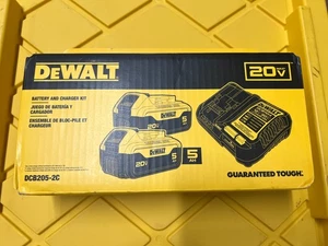 DEWALT 20V MAX XR Kit Avviamento Batteria Confezione da 2 5.0Ah e Caricabatterie DCB205-2C - Foto 1 di 5