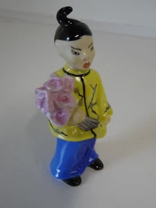 FIGURA DE PORCELANA PINTADA A MANO NIÑA JAPONESA HEREND CON RAMO DE FLORES - Imagen 1 de 4