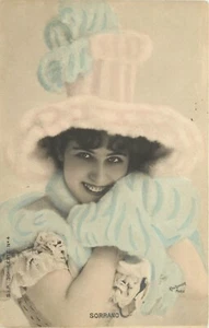Reutlinger Paris Coloreado a Mano RPPC; Hermosa Mujer ""Sorrano"" en Sombrero de Piel Grande - Imagen 1 de 2