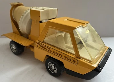 Camión mezclador de cemento de acero prensado amarillo Structo by Ertl de colección 9 1/2 pulgadas Largo Foto 1 de 4